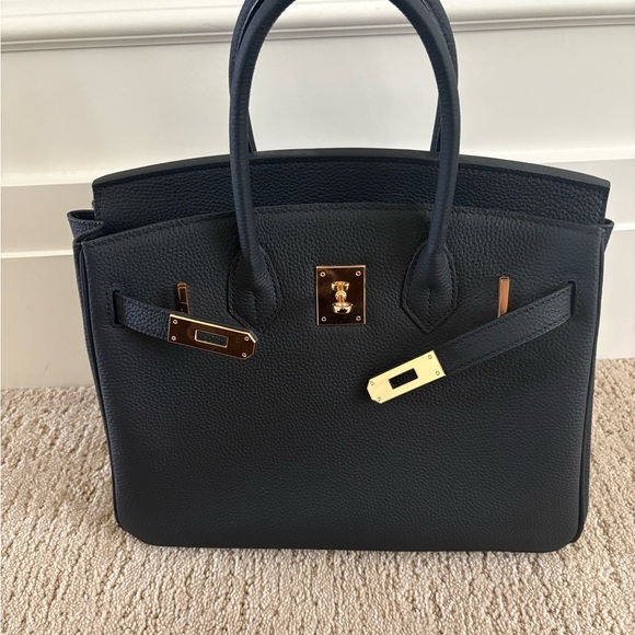 Elegant Black Leather Handbag - Picture 1 of 4